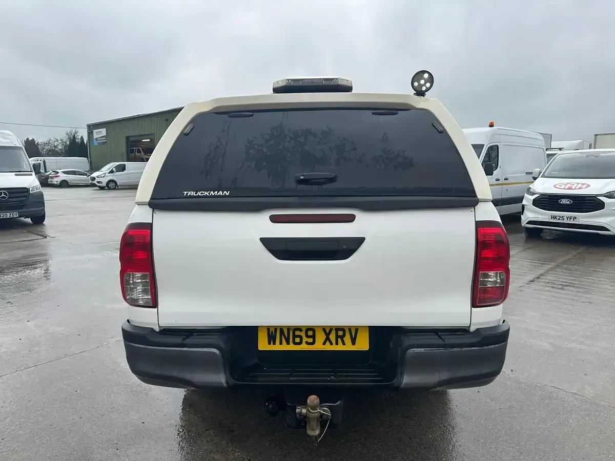Used Toyota HiLux Active 150 HP (110 kW) 2019 White Pickup