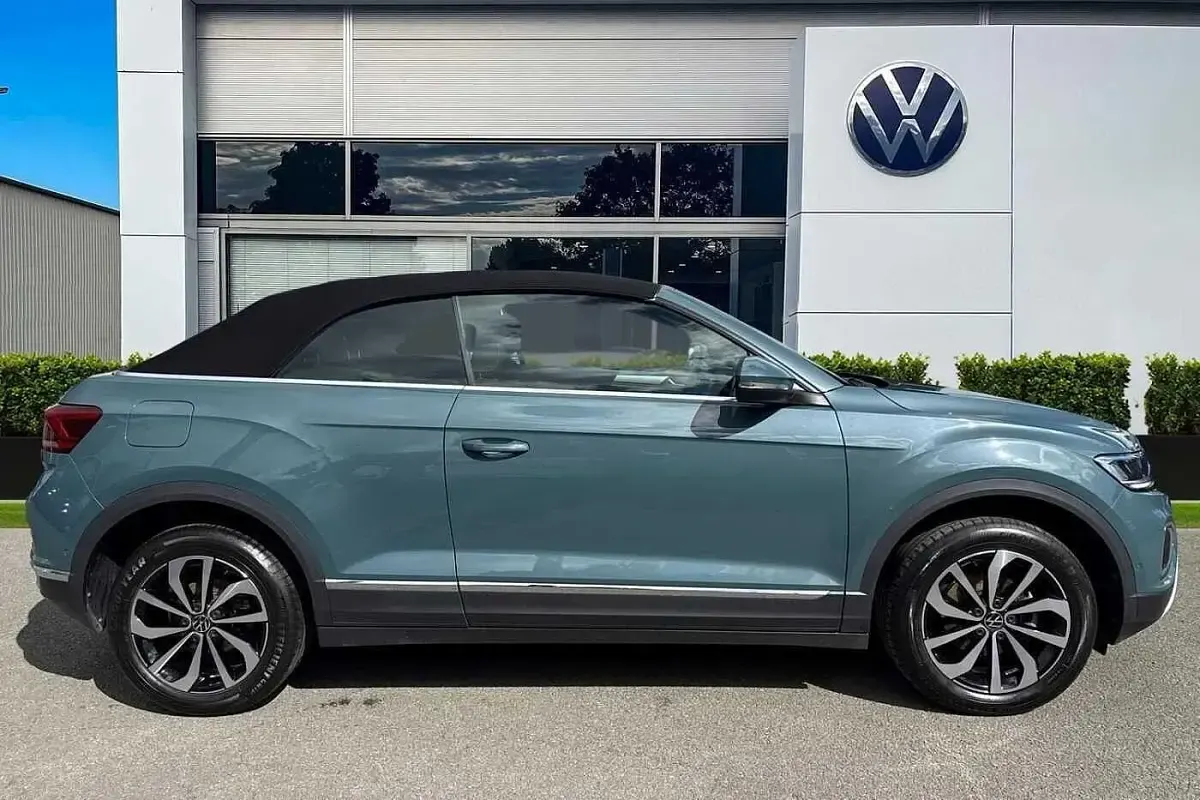 Usado VW T-Roc Cabriolet Style 150 HP (110 kW) 2022 Azul Cabrios