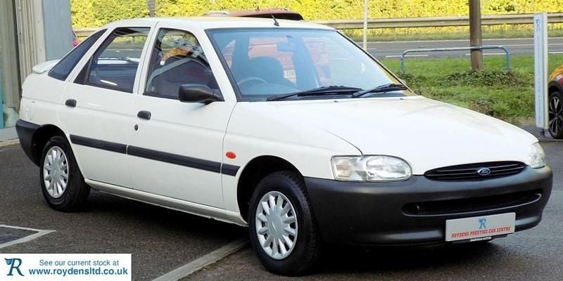 White Used 1996 Ford Escort Hatchback | £4,490 - Image 1/4