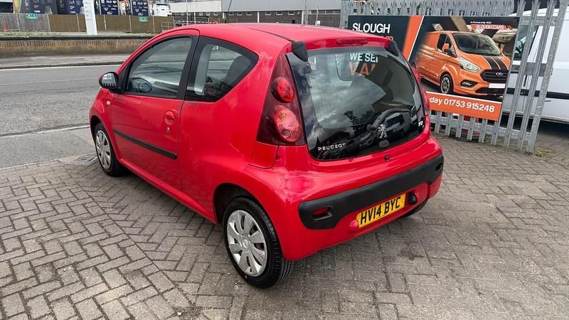 Used Peugeot 107 Active 68 HP (50 kW) 2014 Red Hatchback