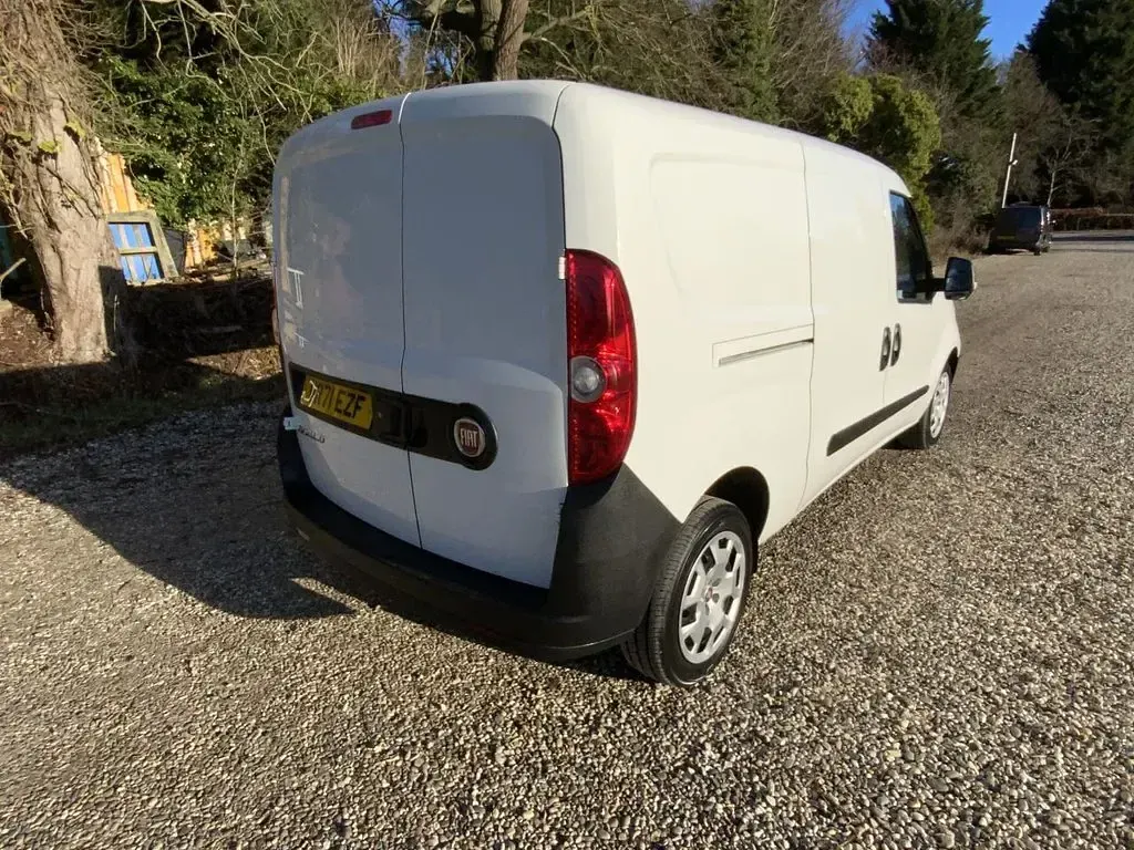 Begagnad Fiat Doblò S 95 HK (69 kW) 2021 Vit Minibuss