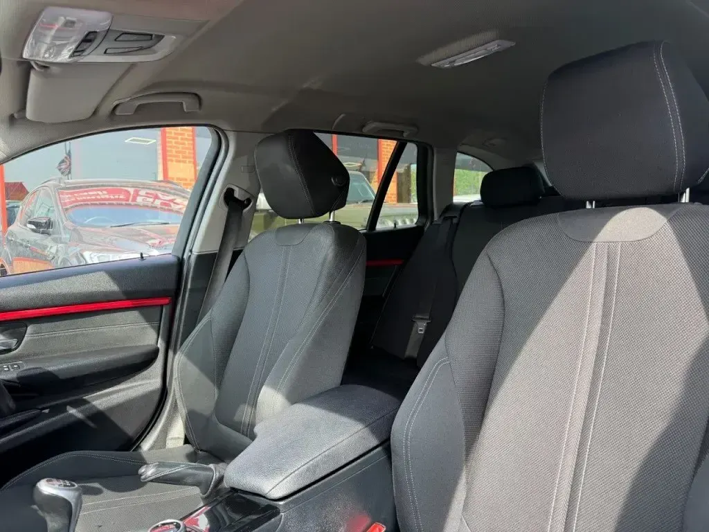 Begagnad BMW 318 Sport Line 2018 Röd Kombi