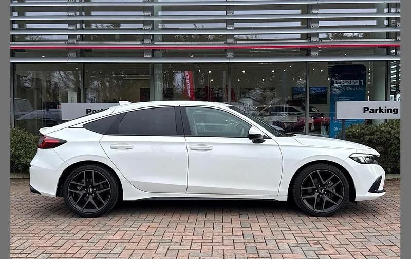 Used Honda Civic Advance 143 HP (105 kW) 2024 Platinum white Hatchback