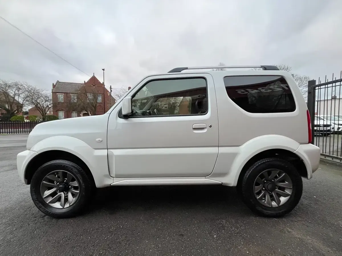 Used Suzuki Jimny SZ4 85 HP (62 kW) 2017 White SUV