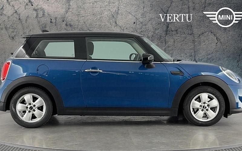 Begagnad Mini Cooper Classic 136 HK (100 kW) 2022 Blå Halvkombi