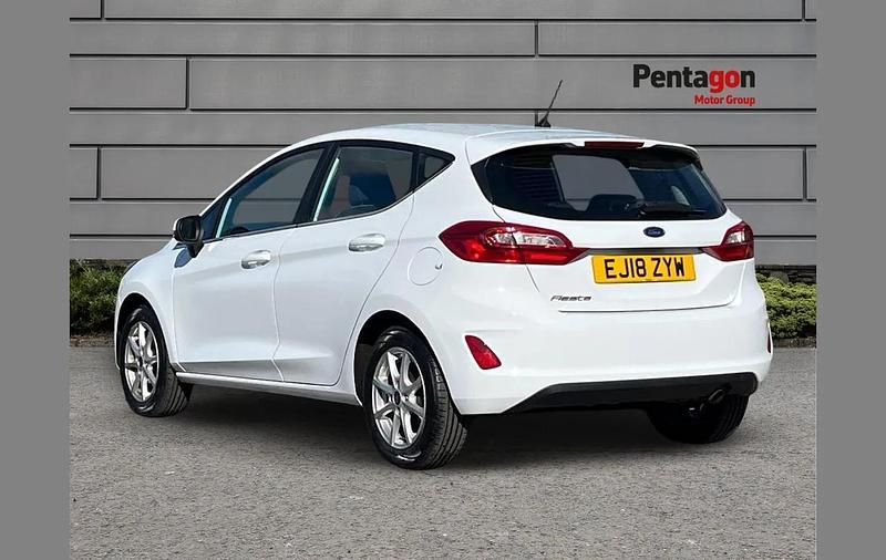 Used Ford Fiesta Zetec 84 HP (61 kW) 2018 White Hatchback