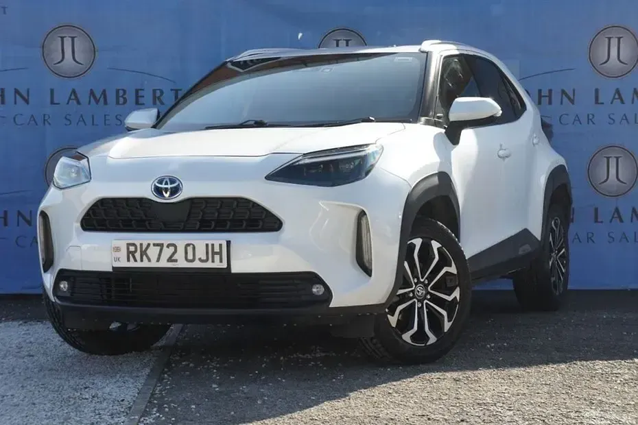 Used Toyota Yaris Design 116 HP (85 kW) 2022 White Hatchback