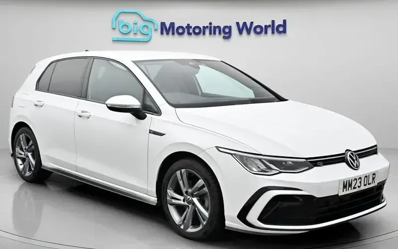 Second-hand VW Golf VIII R-line 150 CP (110 kW) 2023 Hatchback