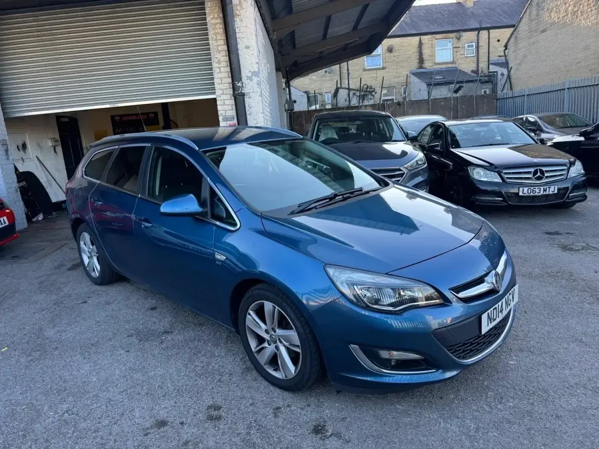 Second-hand Vauxhall Astra SRi 136 CP (100 kW) 2014 Albastru Break