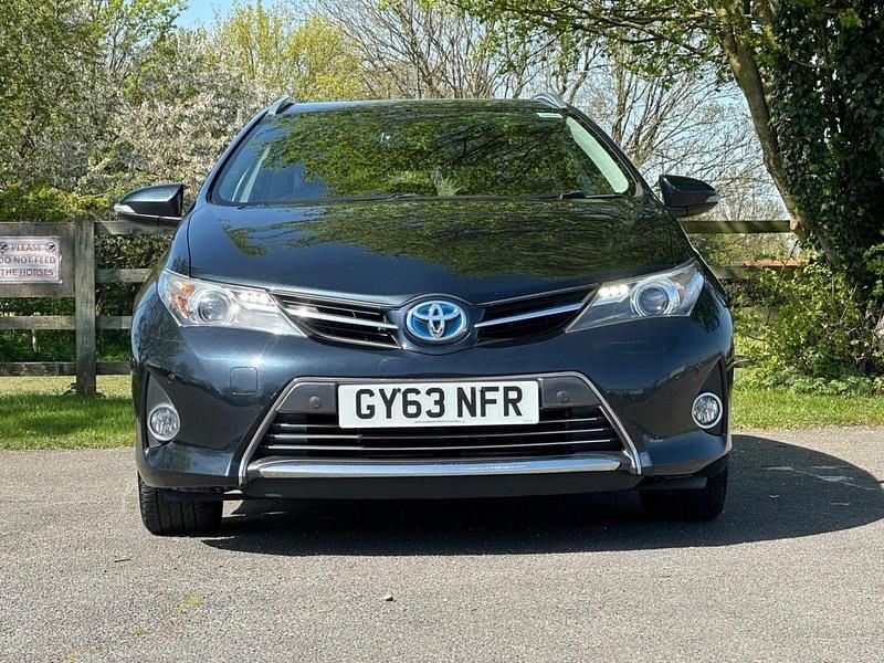 Used Toyota Auris Hybrid 136 HP (100 kW) 2013 Grey Estate