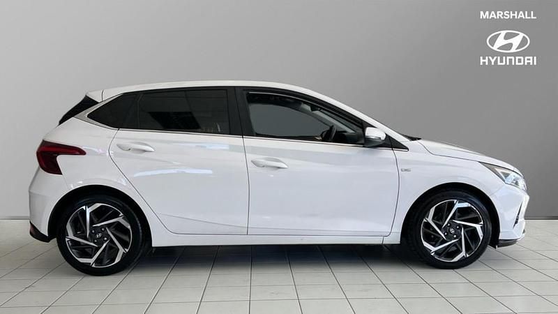 Used Hyundai i20 Premium 100 HP (73 kW) 2023 White Hatchback