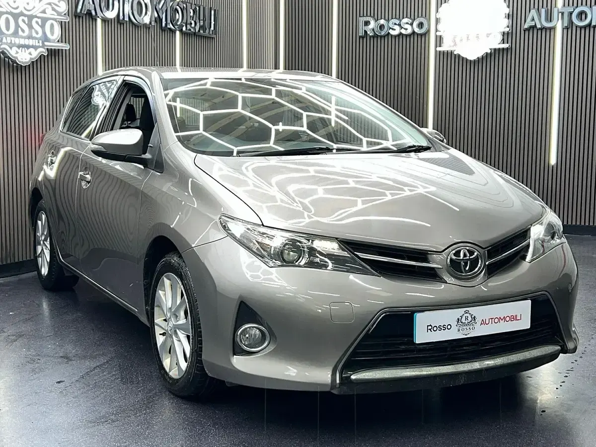 Used Toyota Auris 132 HP (97 kW) 2014 Grey Hatchback