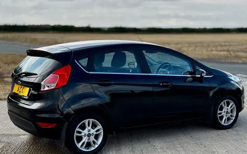 Used Ford Fiesta Zetec 101 HP (74 kW) 2015 Black Hatchback