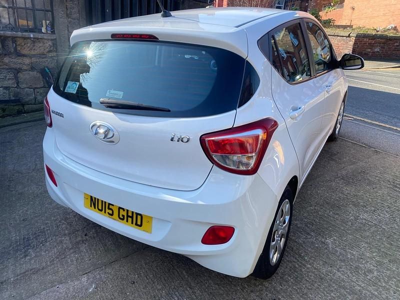 Used Hyundai i10 SE 67 HP (49 kW) 2015 White Hatchback