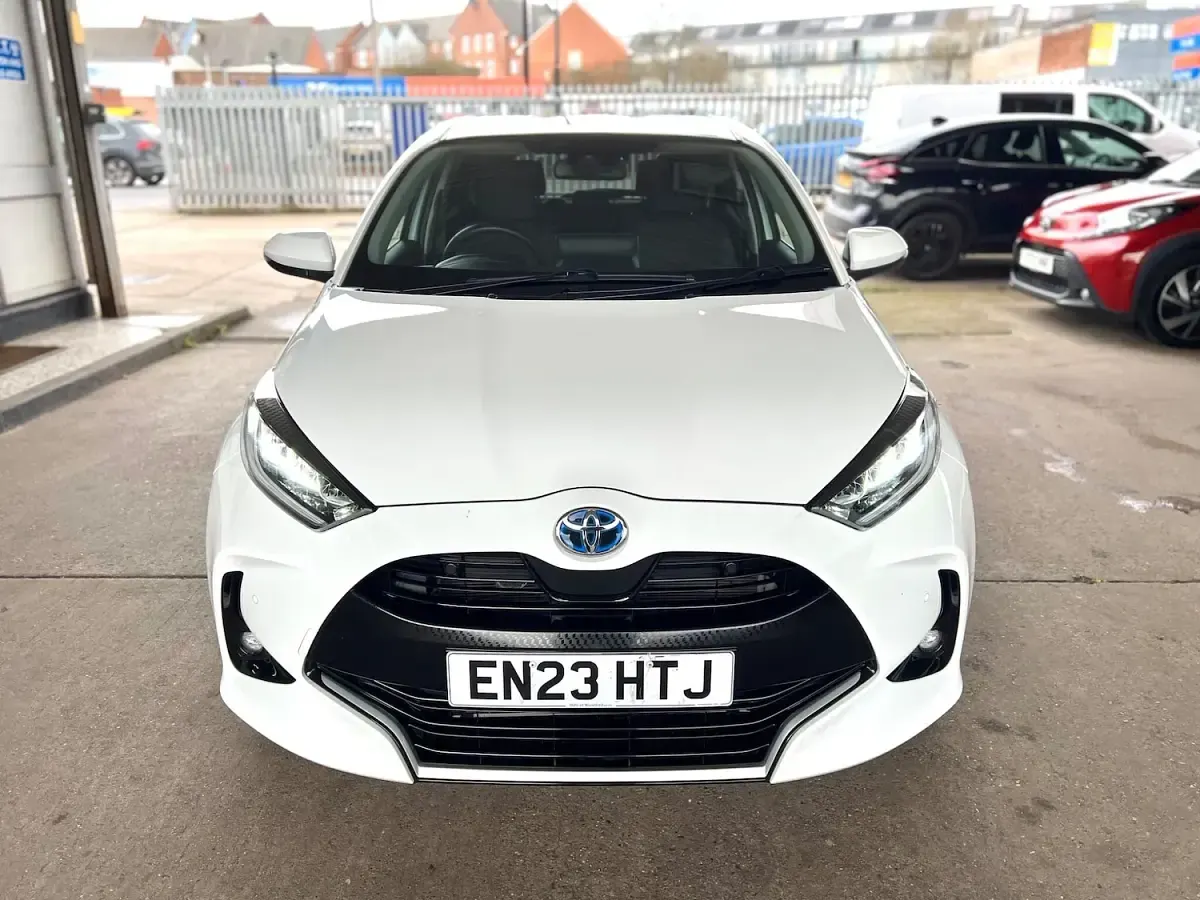Used Toyota Yaris Hybrid Design 2023 White Hatchback