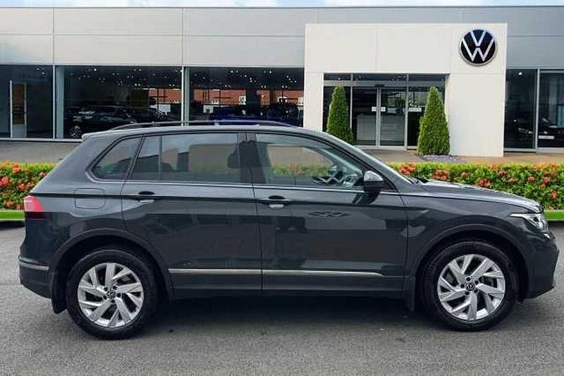 Gebraucht VW Tiguan Life 245 PS (180 kW) 2024 Grau SUV