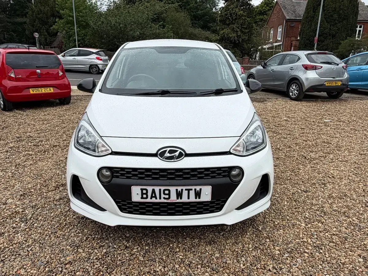Used Hyundai i10 67 HP (49 kW) 2019 White Hatchback