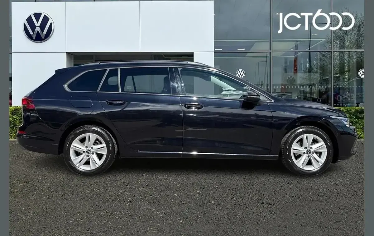 Second-hand VW Golf VIII Life 110 CP (80 kW) 2023 Negru Break