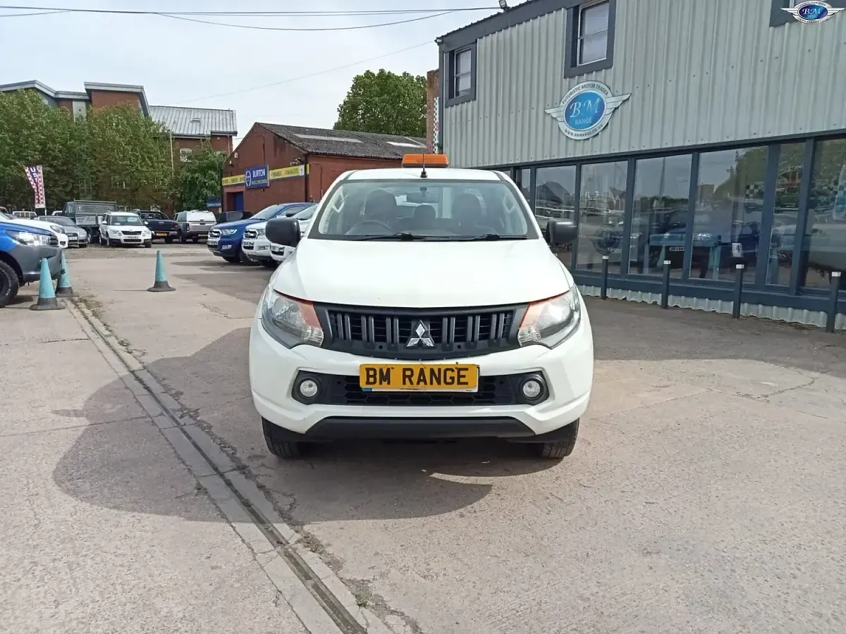 Used Mitsubishi L200 2016 White Pickup