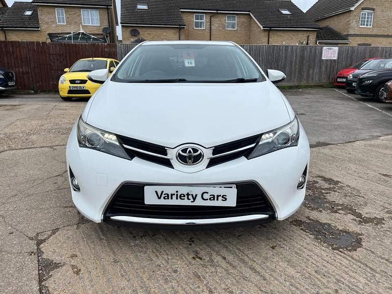 Used Toyota Auris Multidrive S 132 HP (97 kW) 2014 White Hatchback