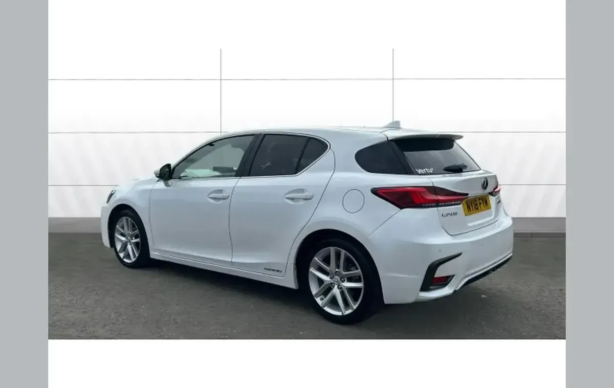 Used Lexus CT200h 134 HP (98 kW) 2018 White Hatchback