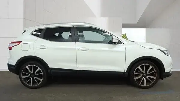 Used Nissan Qashqai Tekna 115 HP (84 kW) 2015 White SUV