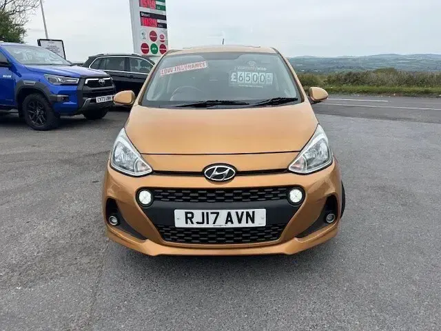 Used Hyundai i10 Premium SE 87 HP (63 kW) 2017 Orange Hatchback