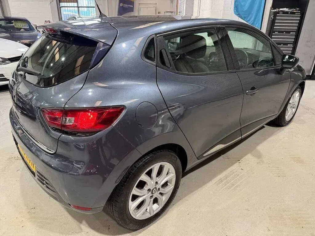 Used Renault Clio Dynamique 75 HP (55 kW) 2018 Grey Hatchback
