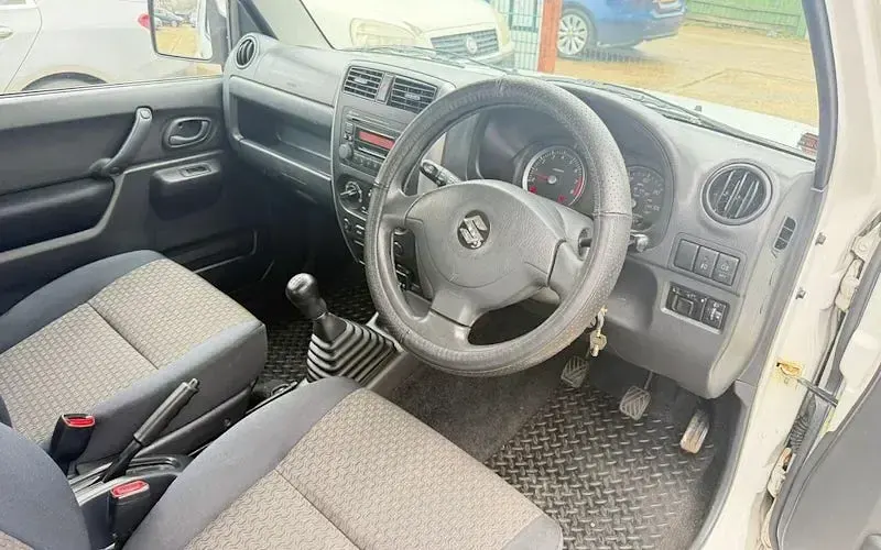 Used Suzuki Jimny SZ3 86 HP (63 kW) 2012 White SUV