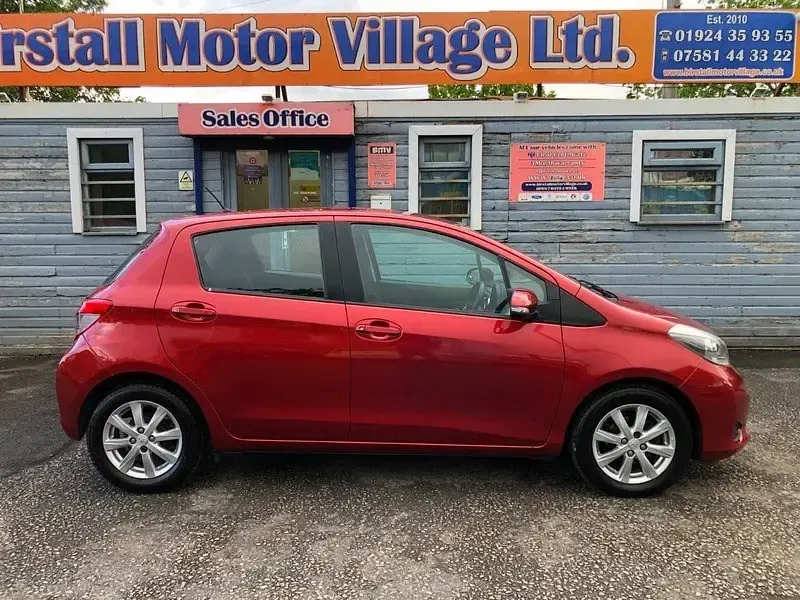 Używany Toyota Yaris 99 KM (72 kW) 2012 Czerwony Hatchback