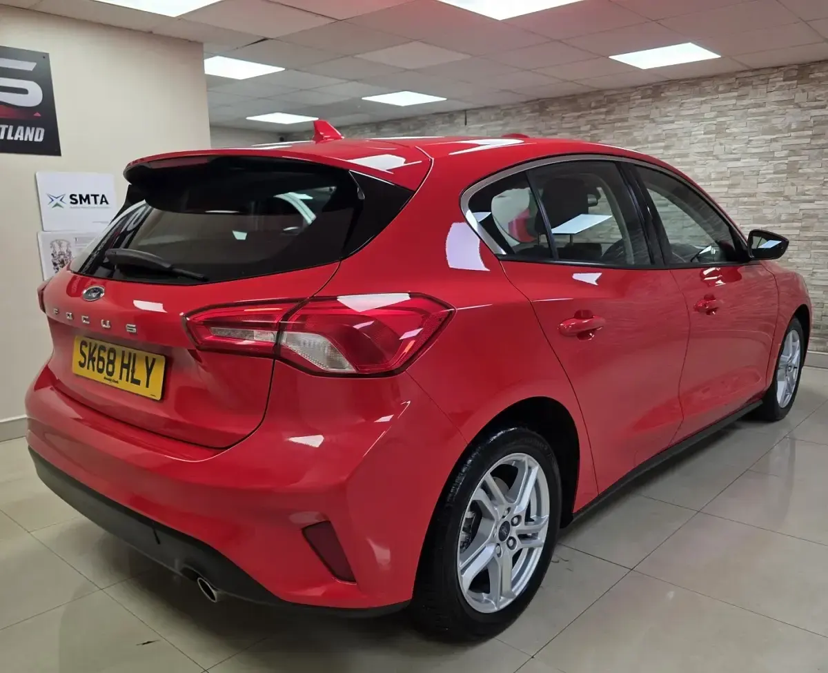 Gebraucht Ford Focus Zetec 100 PS (73 kW) 2018 Rot Kleinwagen