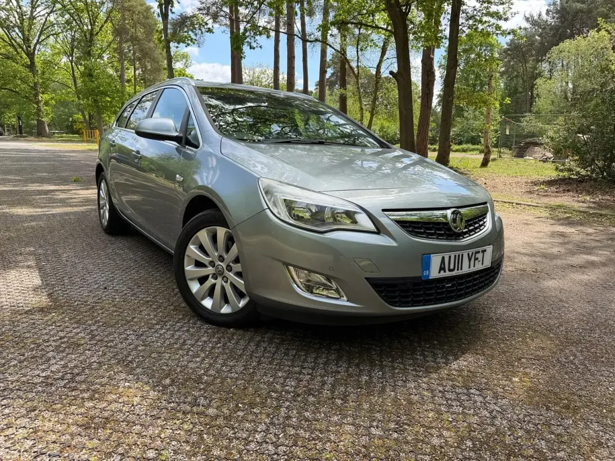 Second-hand Vauxhall Astra 165 CP (121 kW) 2011 Argintiu Break