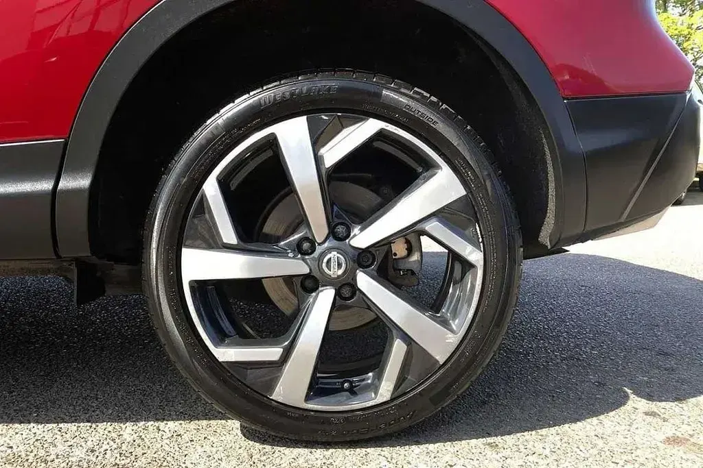 Used Nissan Qashqai Tekna 163 HP (119 kW) 2017 Red SUV