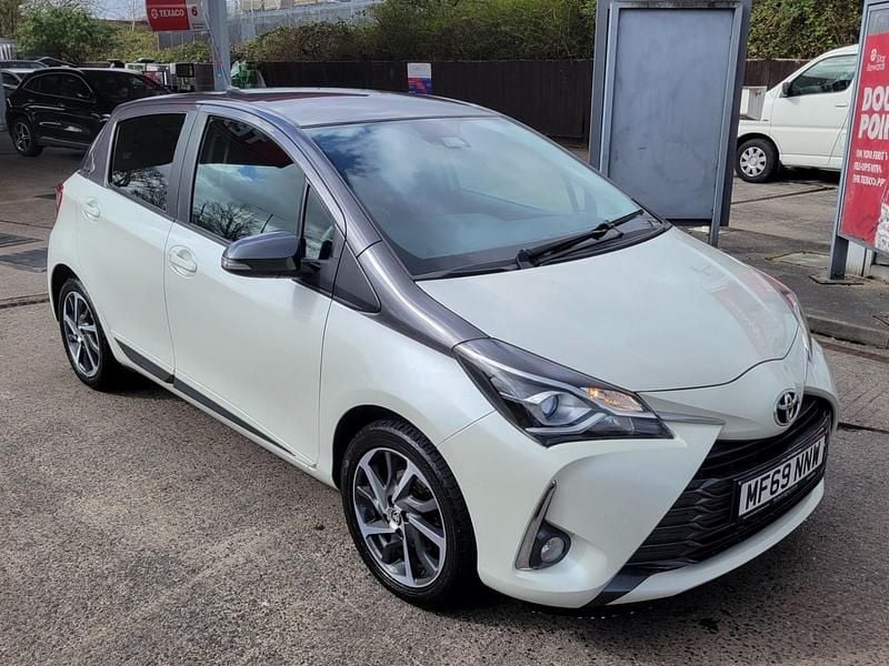 Used Toyota Yaris 107 HP (78 kW) 2019 White Hatchback