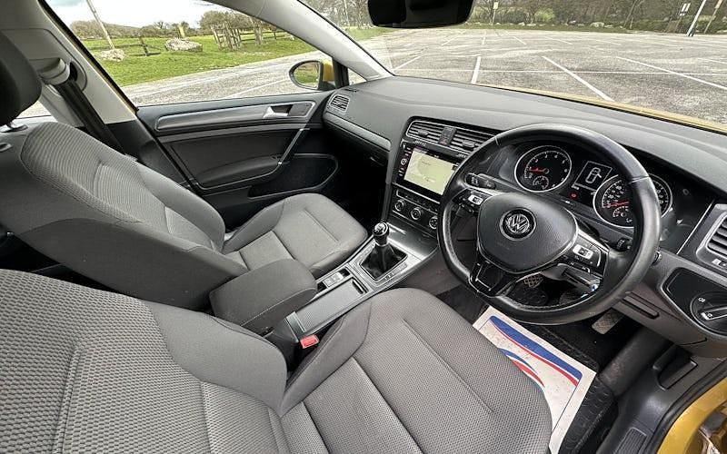 Used VW Golf VII SE 125 HP (91 kW) 2018 Yellow Hatchback