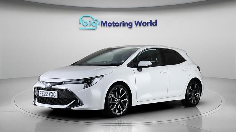 Used Toyota Corolla 122 HP (89 kW) 2022 White Hatchback