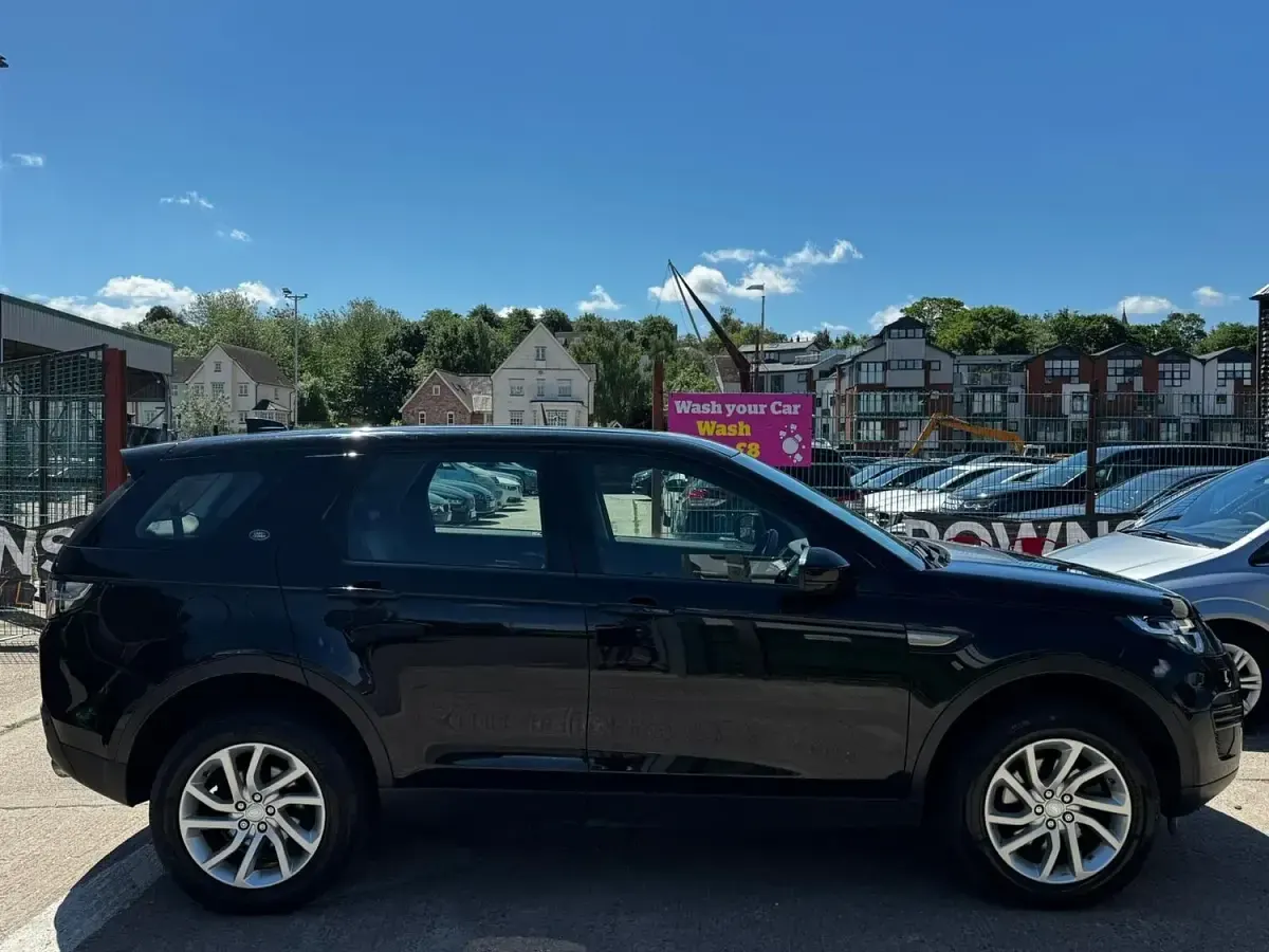 Used Land Rover Discovery 5 SE 2018 Black SUV