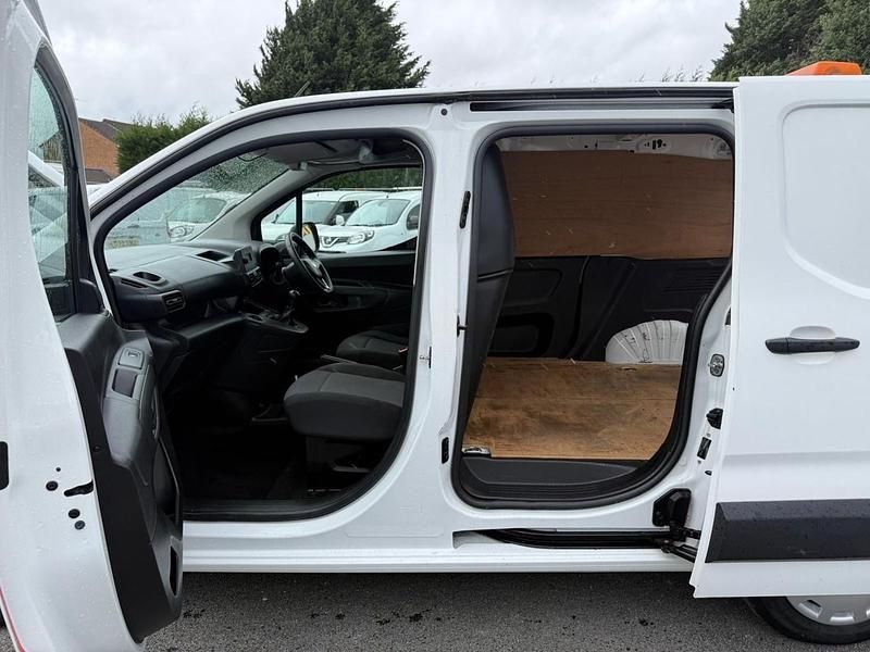Used Vauxhall Combo Edition 100 HP (73 kW) 2019 White MPV