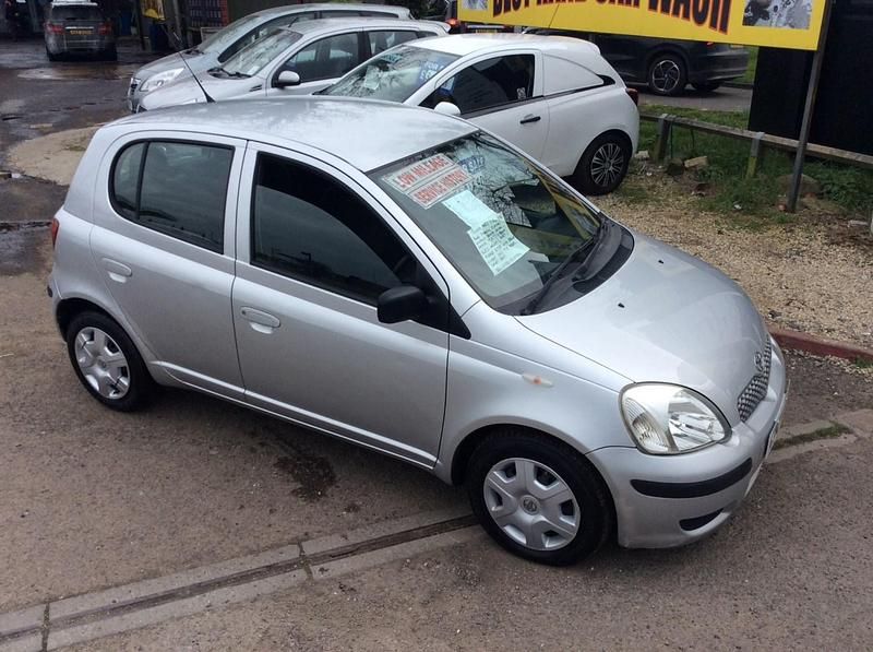Used Toyota Yaris T3 65 HP (47 kW) 2004 Silver Hatchback