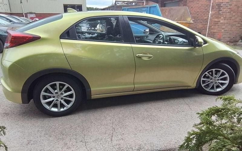 Begagnad Honda Civic ES 142 HK (104 kW) 2012 Gul Halvkombi