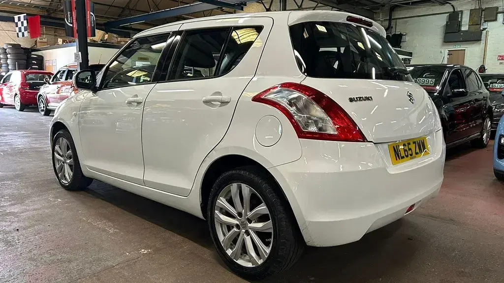 Usado Suzuki Swift SZ3 94 HP (69 kW) 2015 Branco Citadino