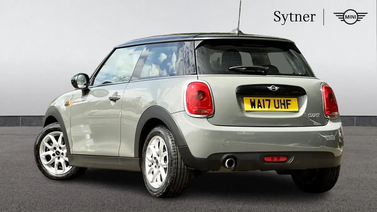 Usado Mini Cooper Hatch 134 CV (98 kW) 2017 Gris Utilitario