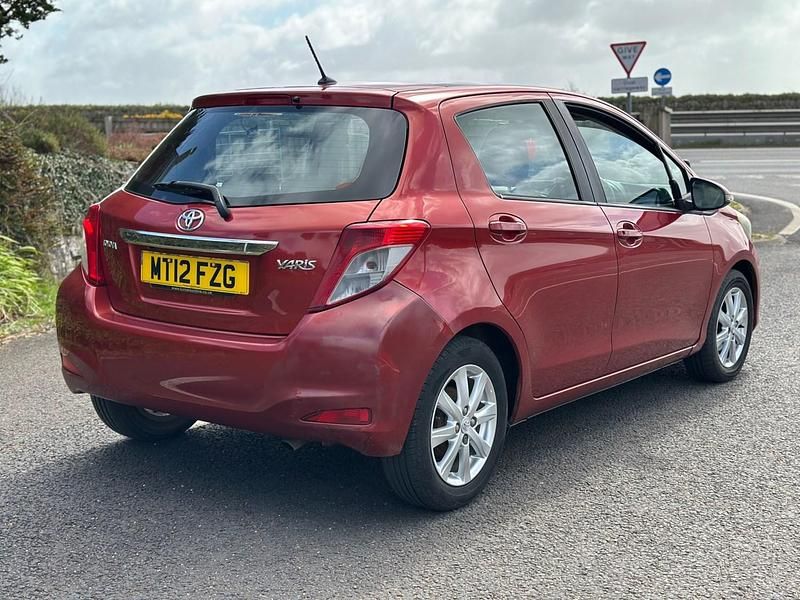 Used Toyota Yaris Multidrive S 101 HP (74 kW) 2012 Red Hatchback
