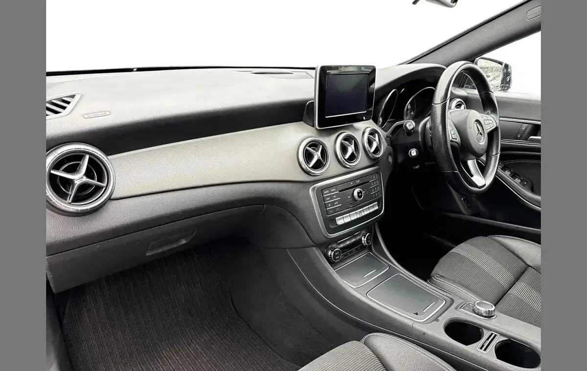 Usado Mercedes CLA220 174 HP (127 kW) 2018 Azul Sedan