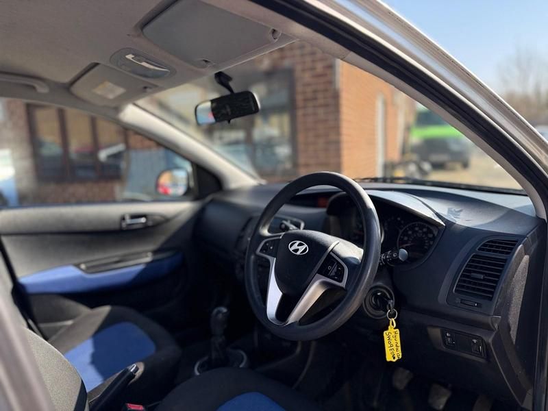 Used Hyundai i20 Comfort 101 HP (74 kW) 2009 Silver Hatchback