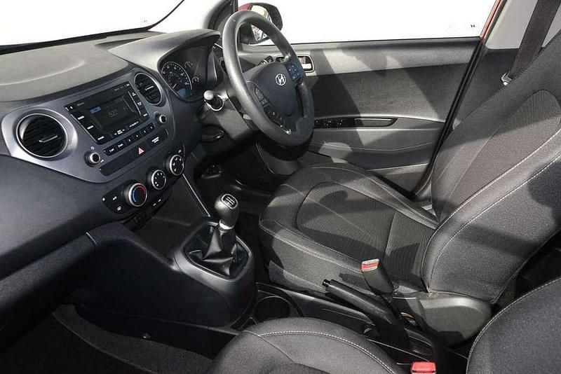 Used Hyundai i10 SE 87 HP (63 kW) 2018 Red Hatchback