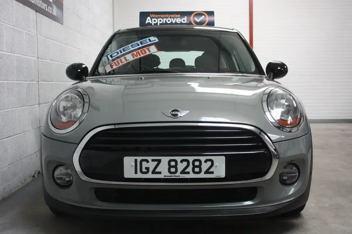Usado Mini Cooper D Hatch 2018 Gris Utilitario