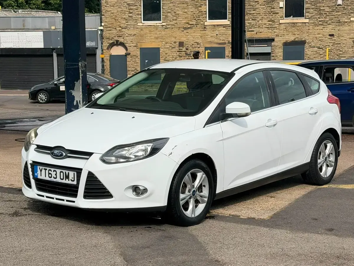 Used Ford Focus Zetec 2013 White Hatchback