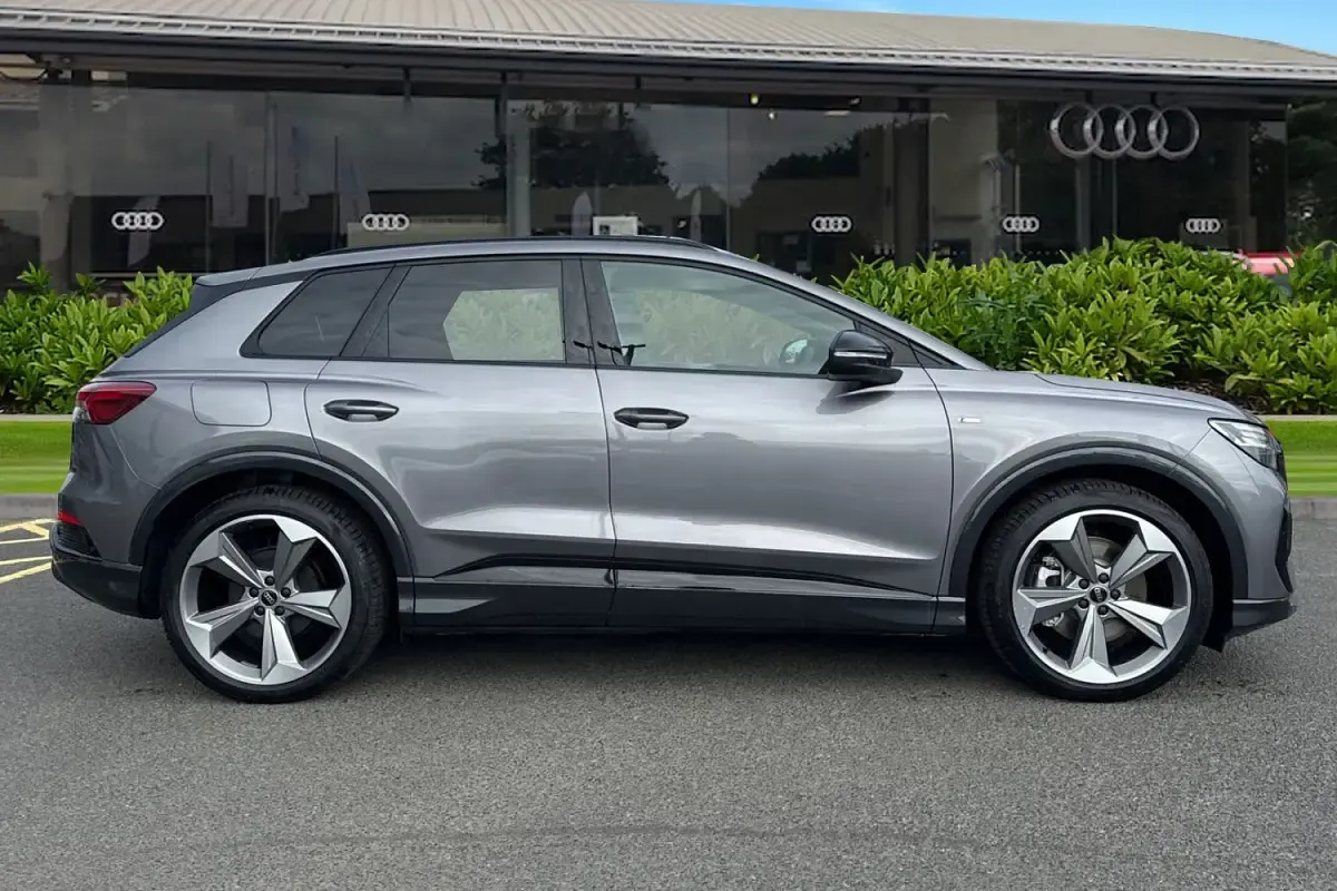 Novo Audi Q4 e-tron Black Edition 11 kW (15 HP) 2026 Cinzento SUV