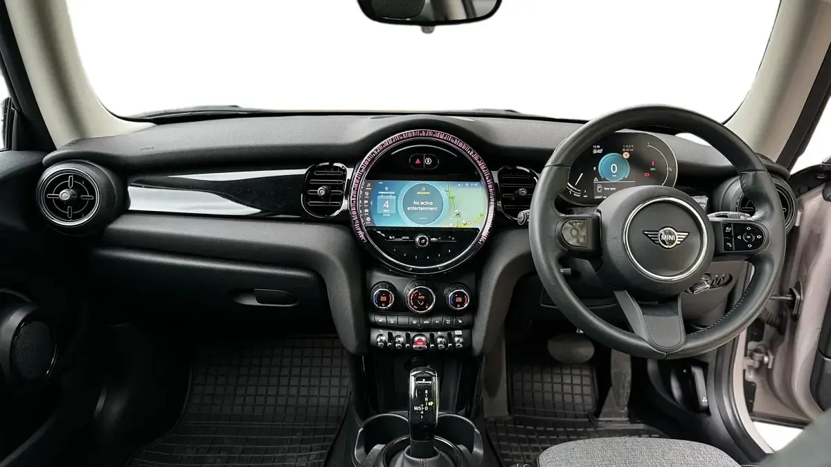 Usado Mini Cooper Classic 134 HP (98 kW) 2023 Cinzento Citadino